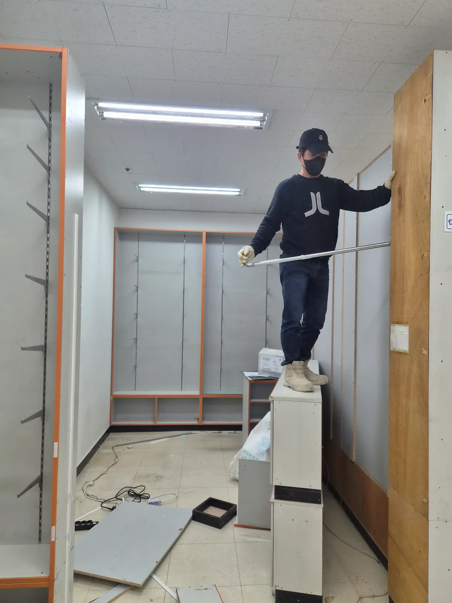 가벽 철거 시작