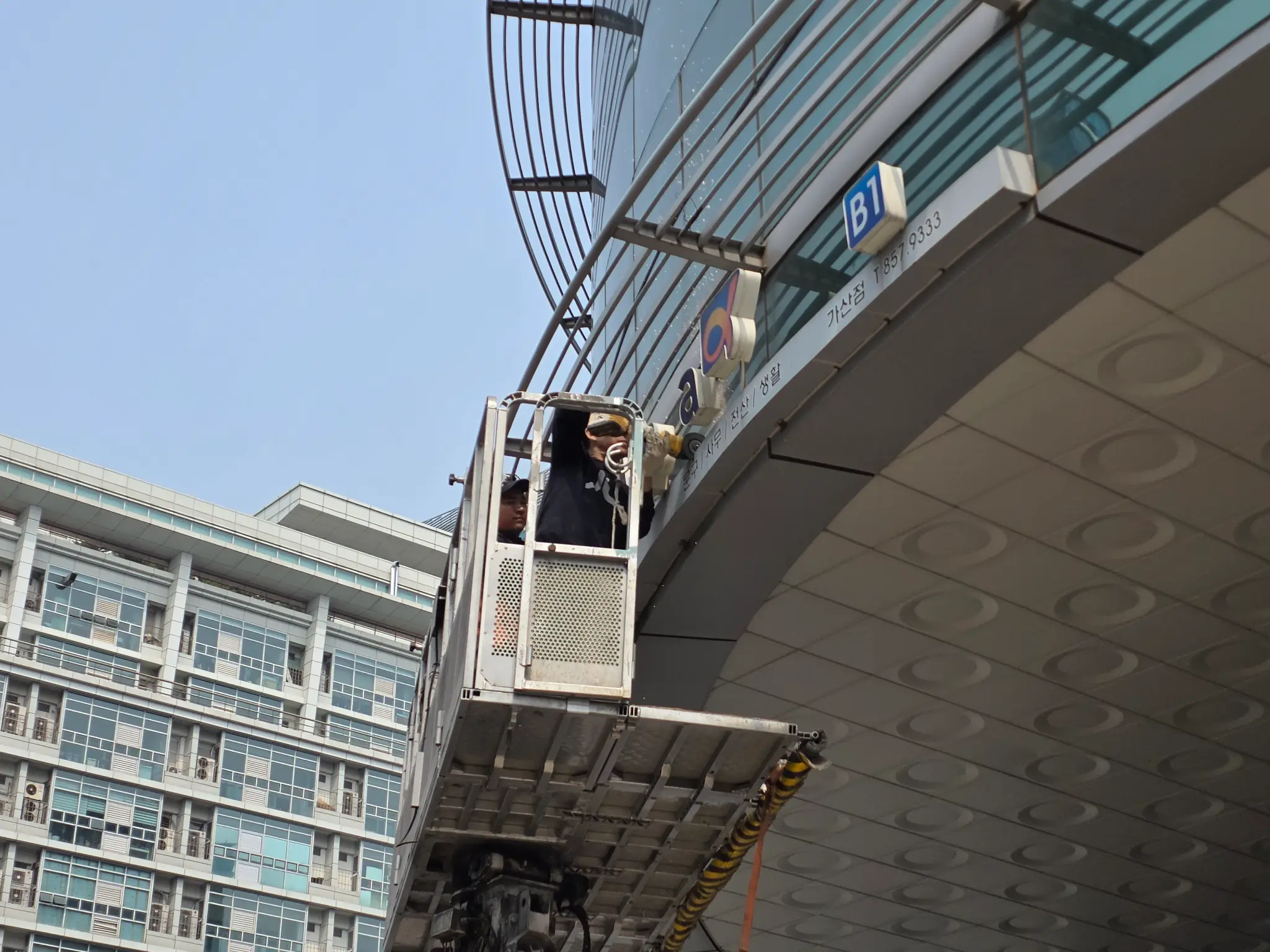 가벽 철거 진행 중 3