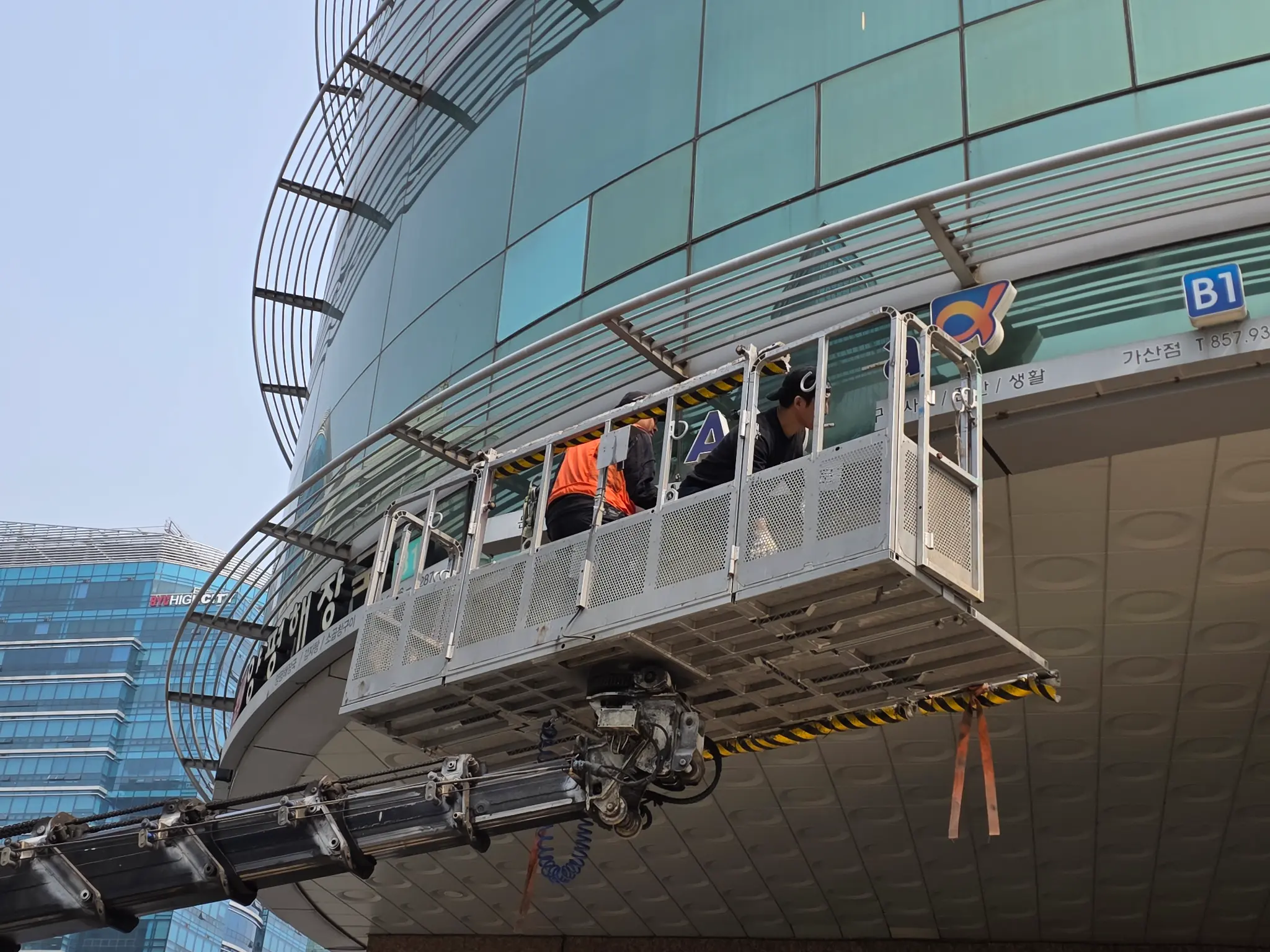 가벽 철거 진행 중 4