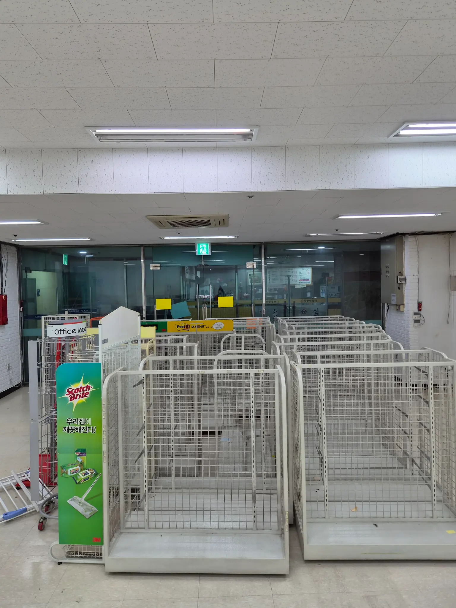 가벽 철거 진행 중 7