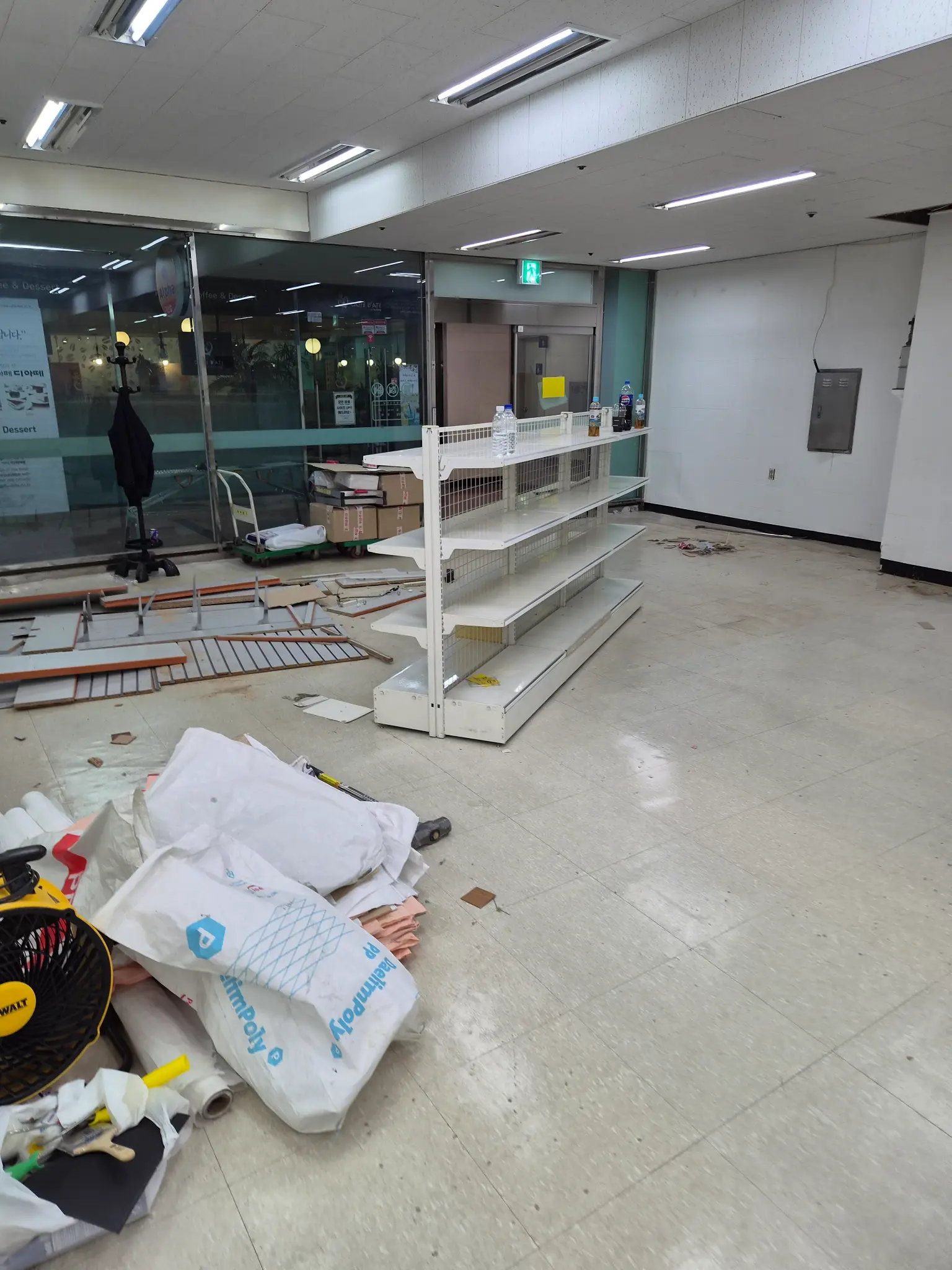 가벽 철거 완료 단계