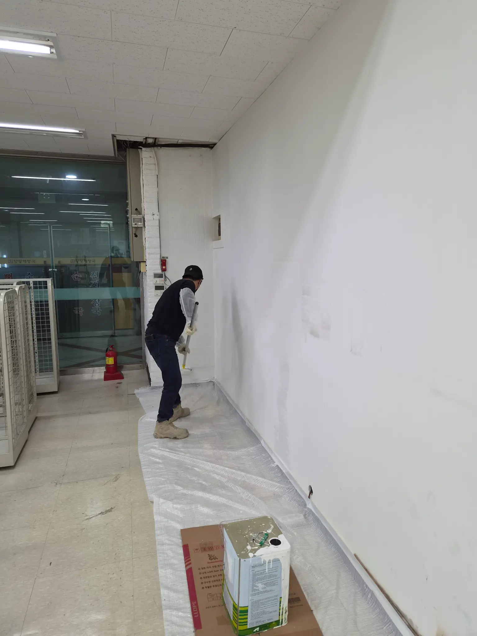 간판 철거 작업 중