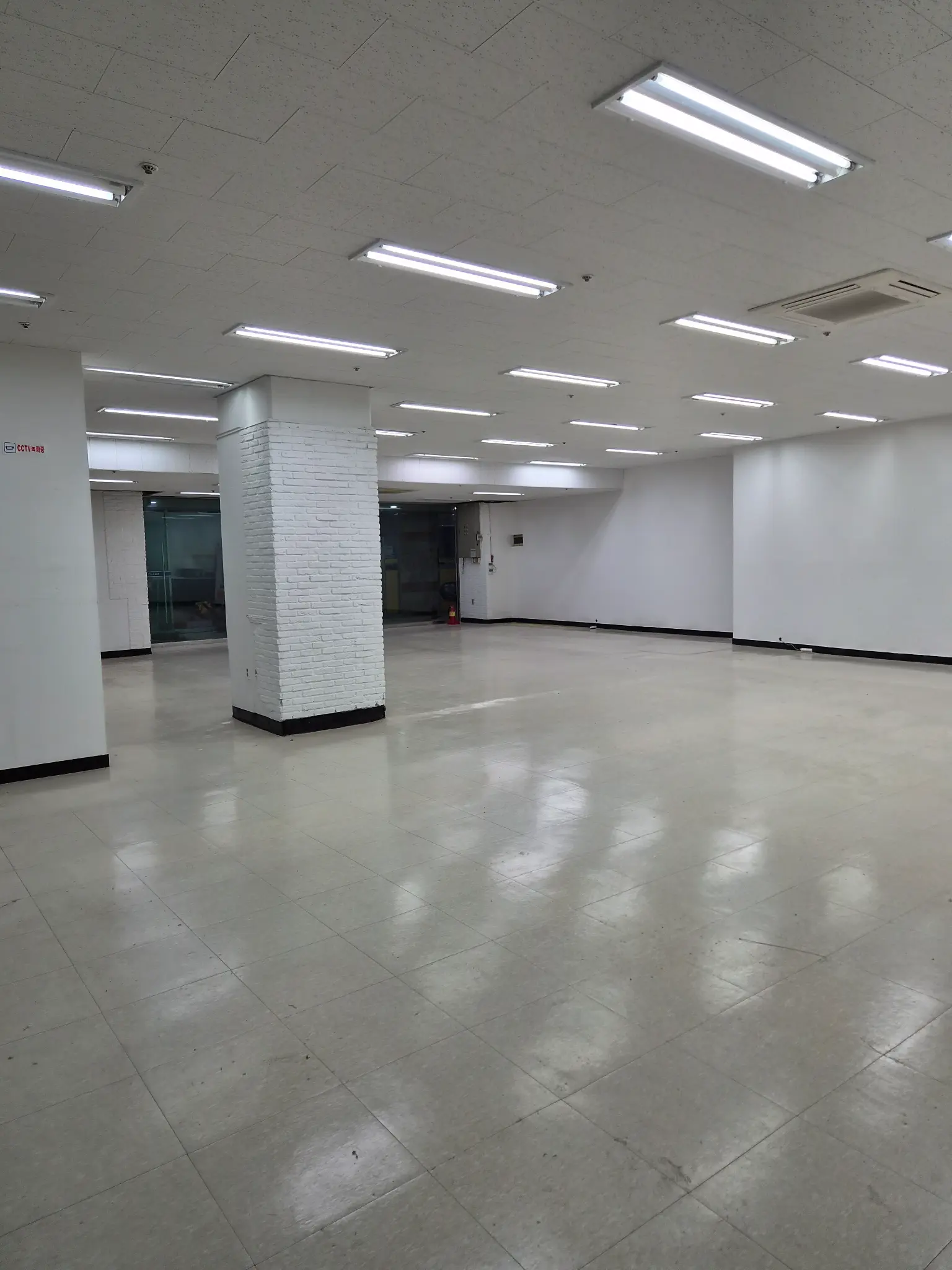 유리시트지 제거 중