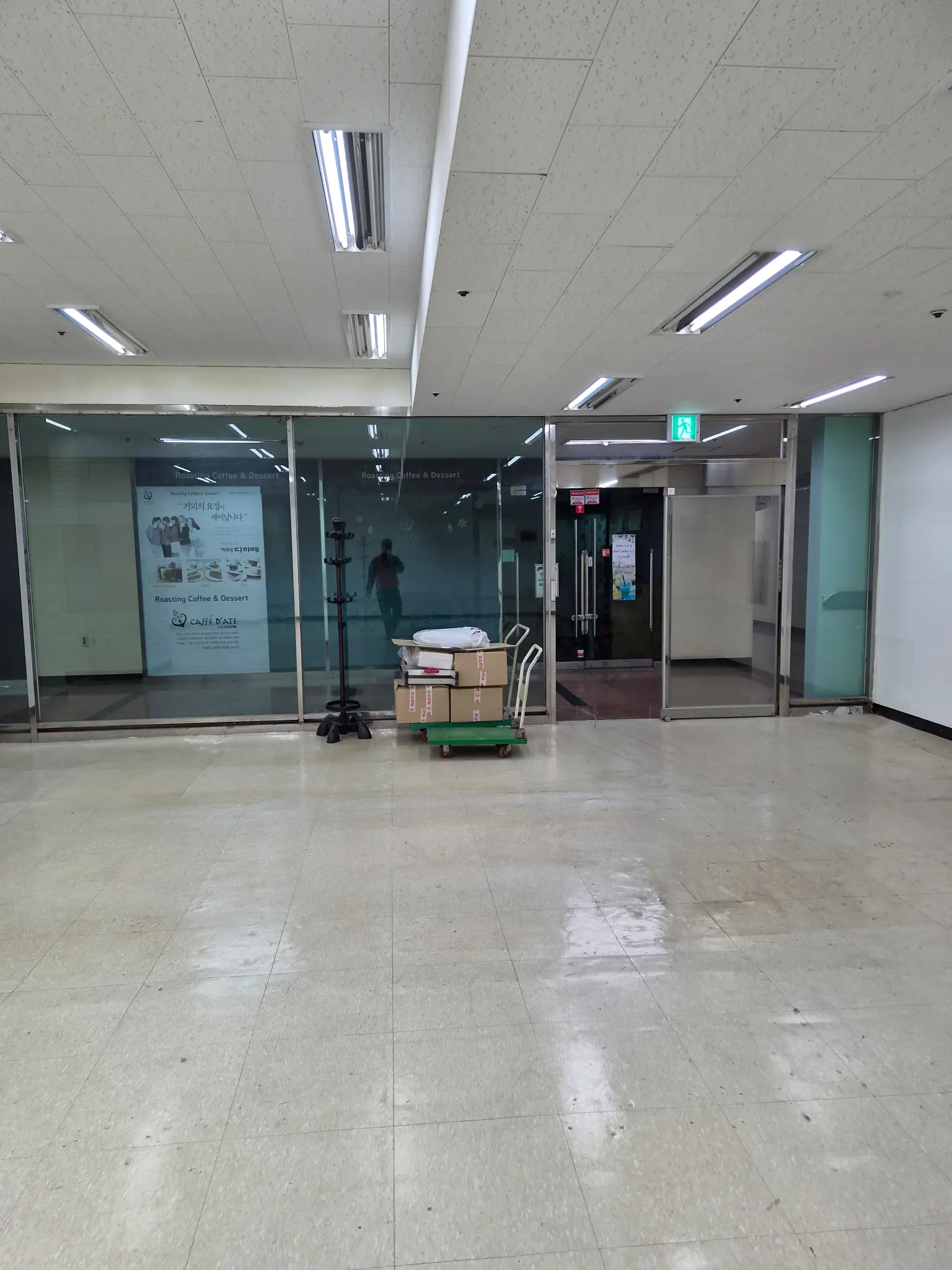 벽 페인트 작업 중 2