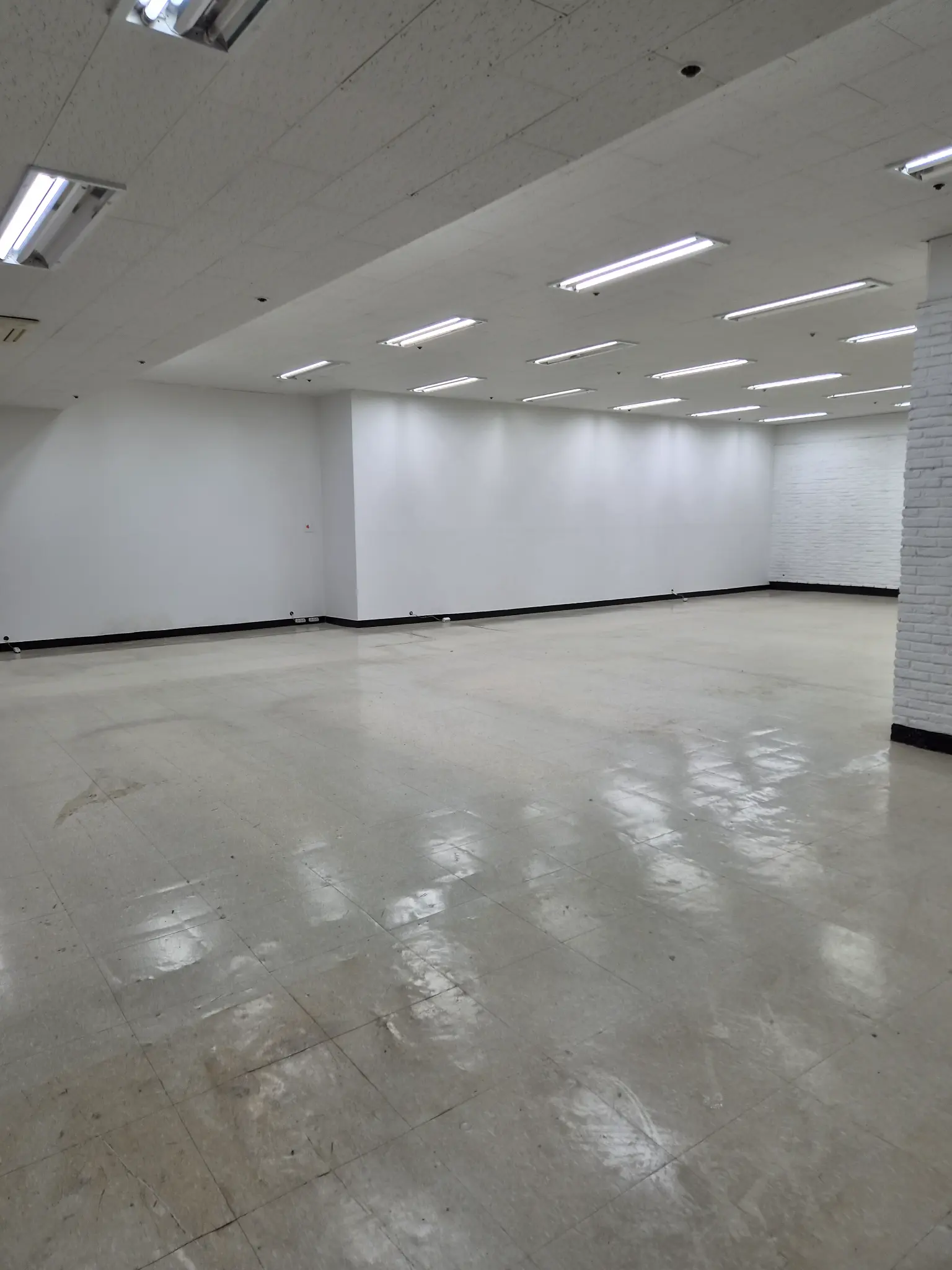 페인트 완료 + 바닥 왁스 작업