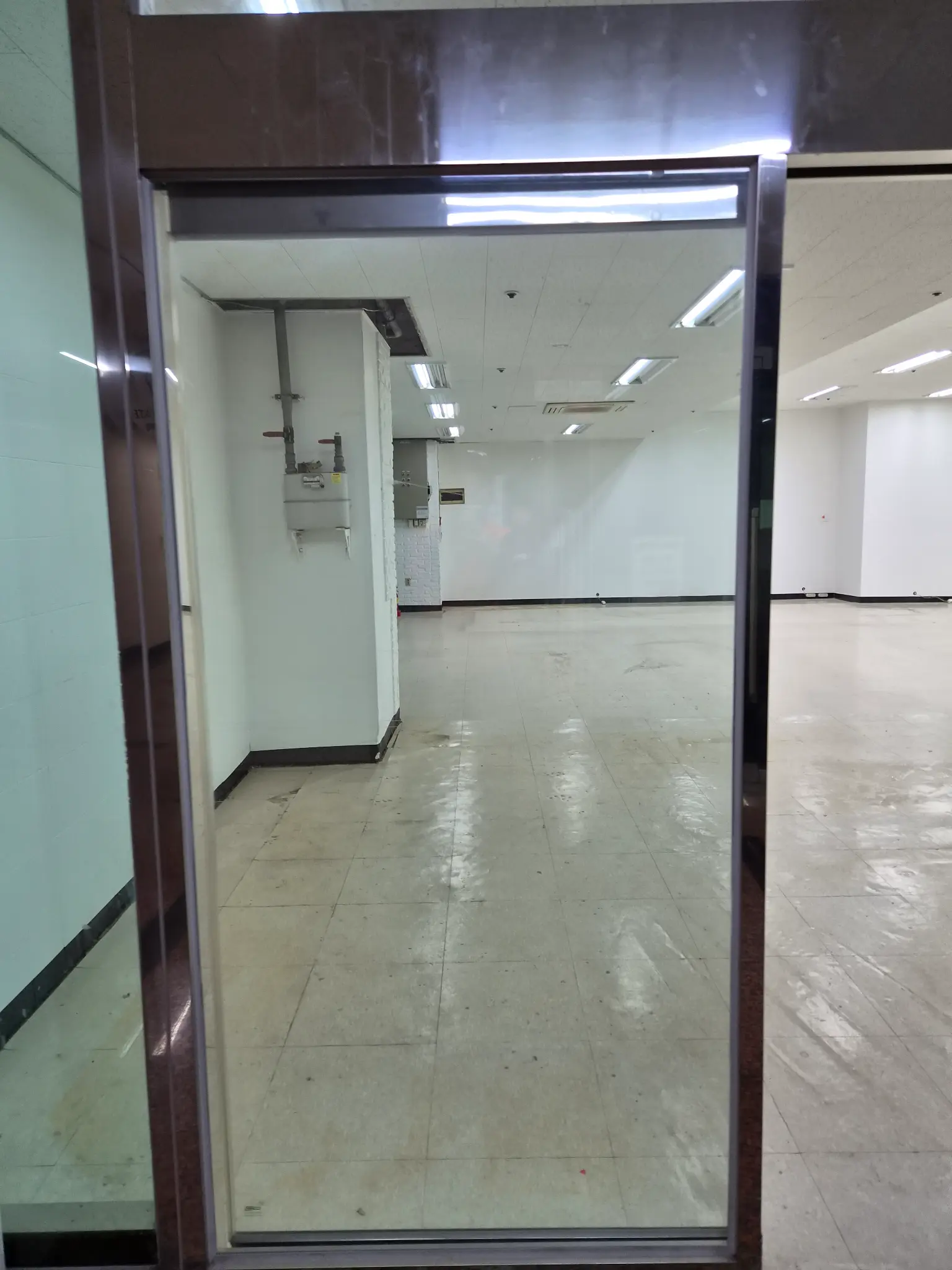 바닥 왁스 작업 중 2