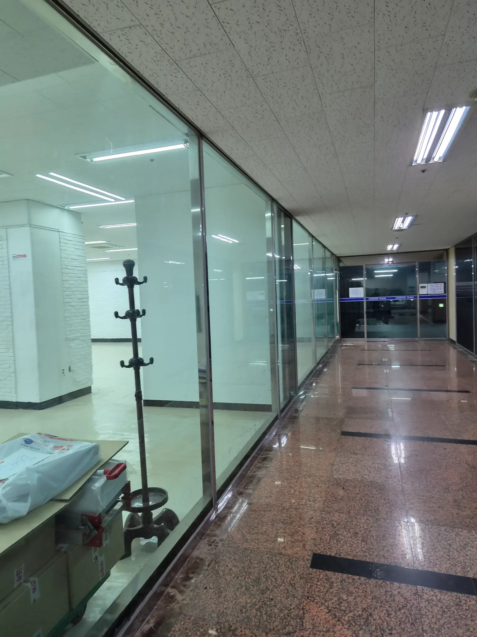 바닥 왁스 작업 중 3