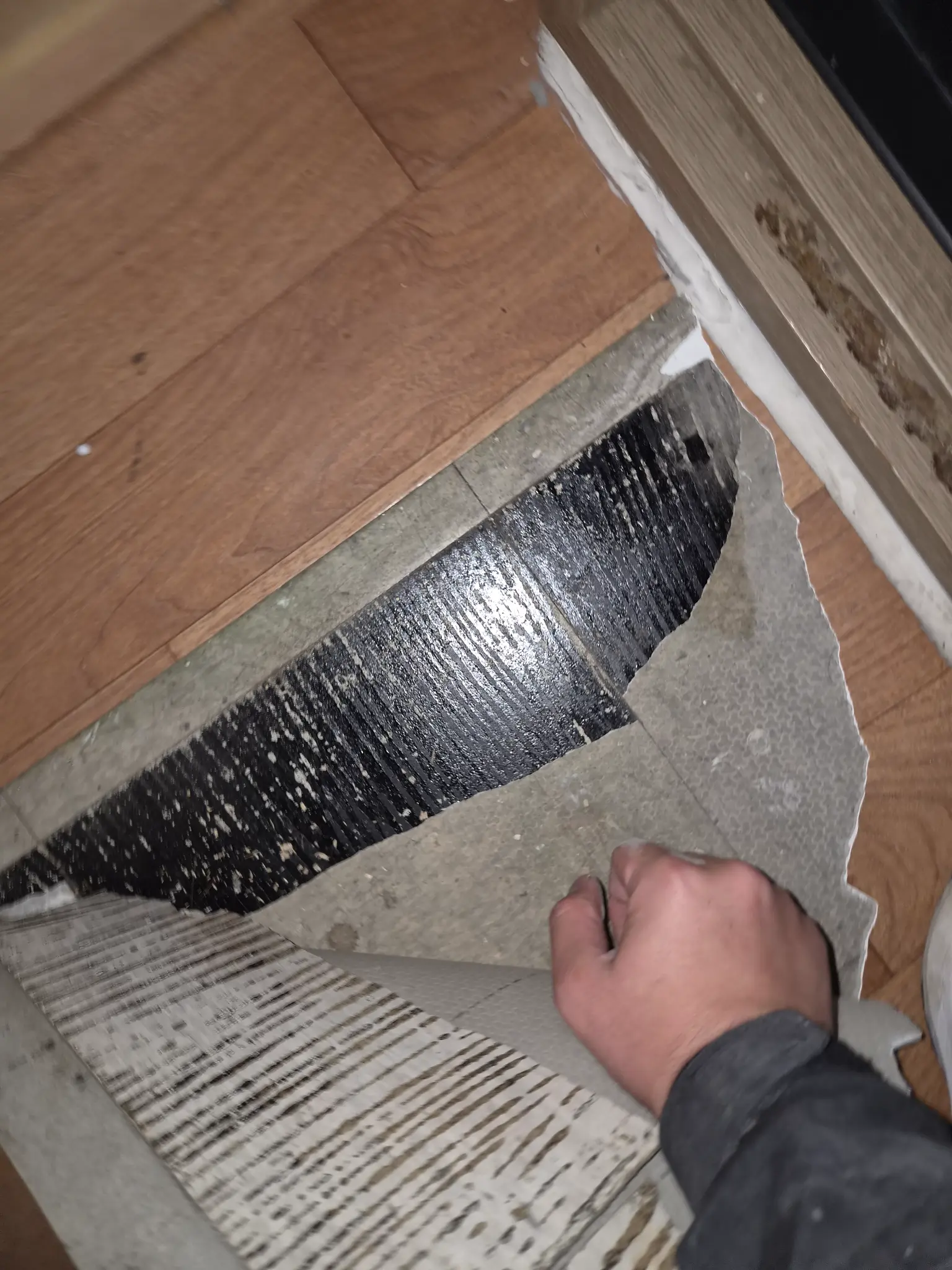 바닥 타일 철거 중 (방수층 노출)