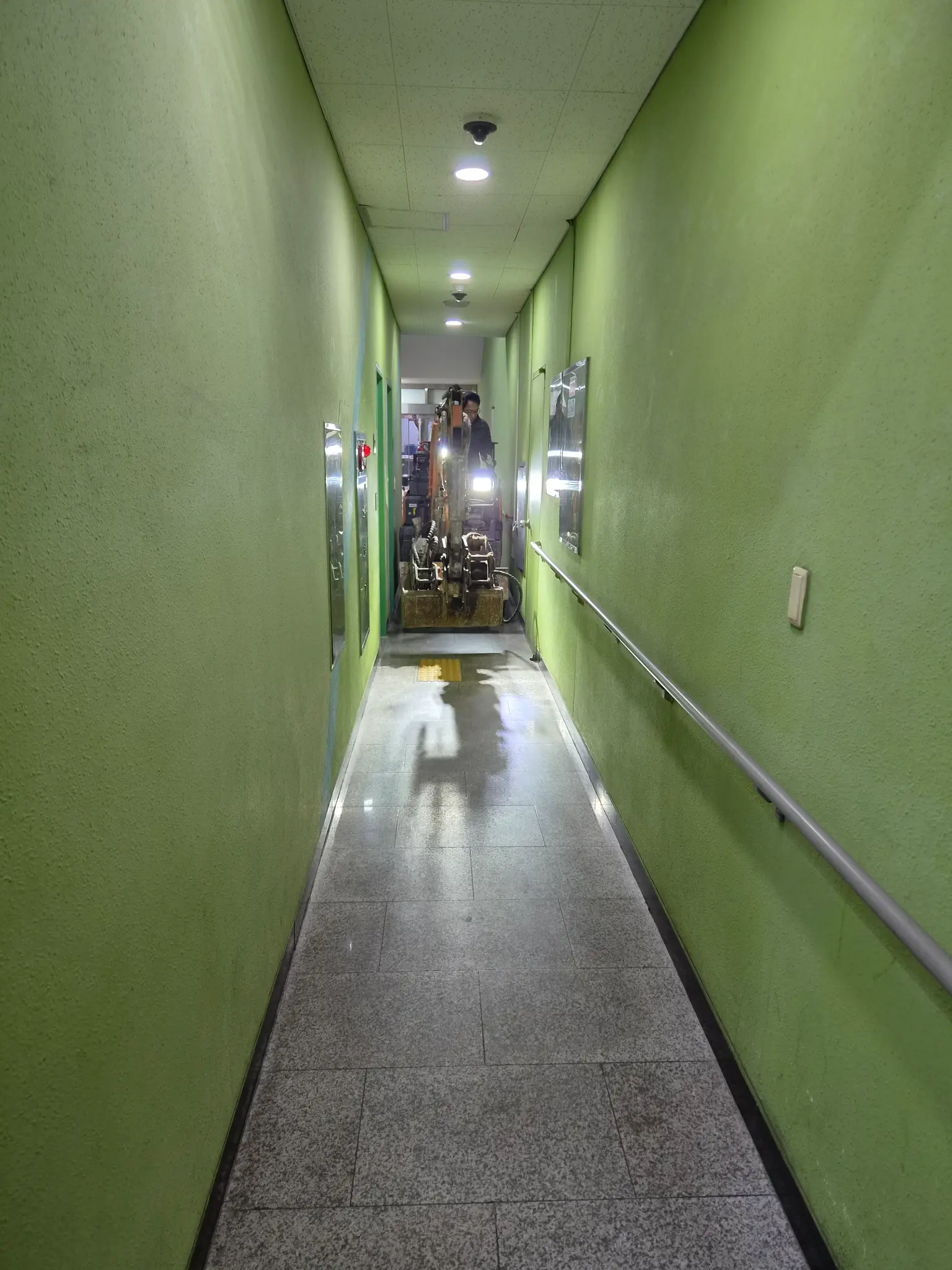 지하 복도 소형 포크레인 진입