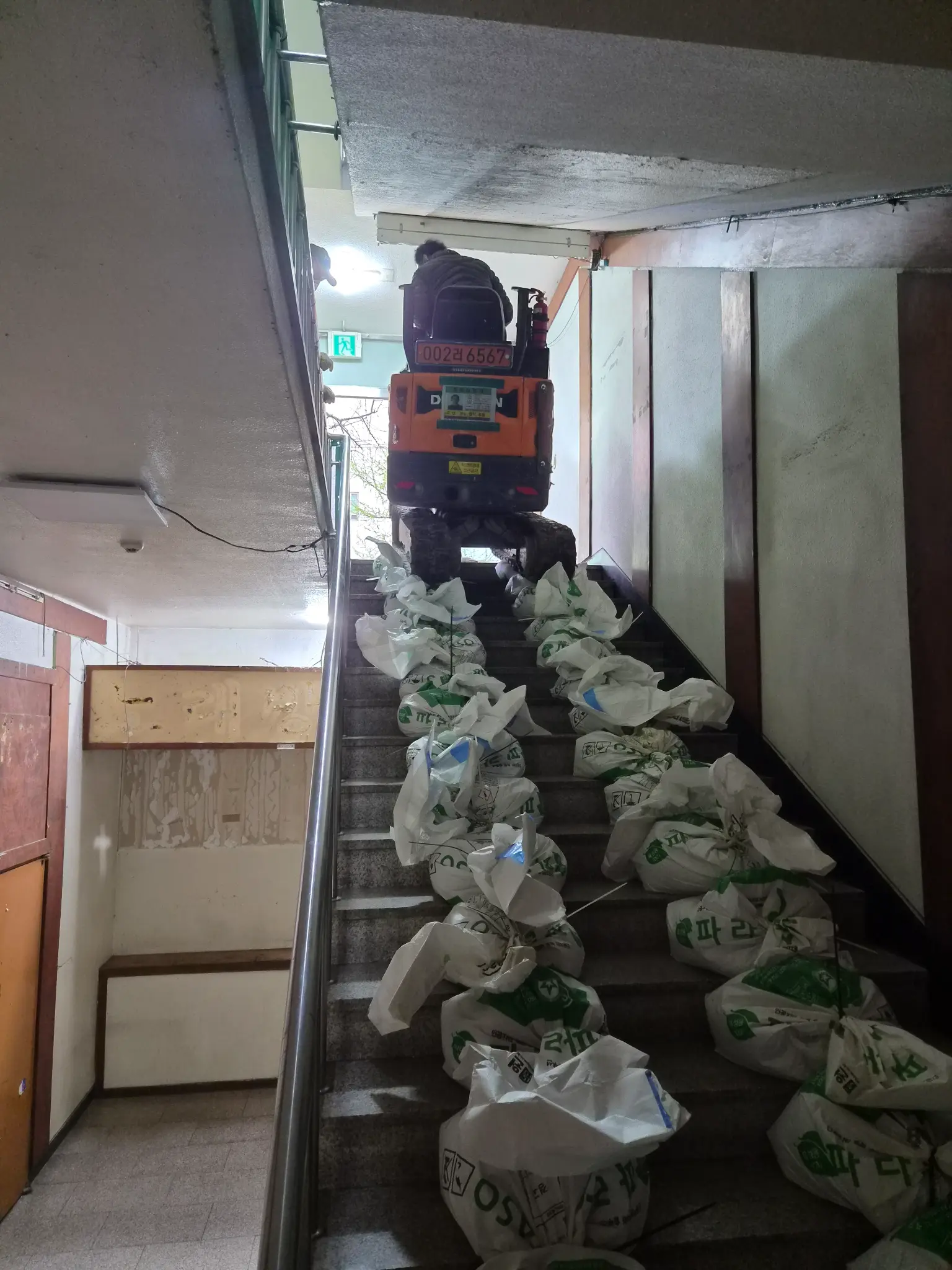 계단 통해 포크레인 진입, 폐기물 마대 반출