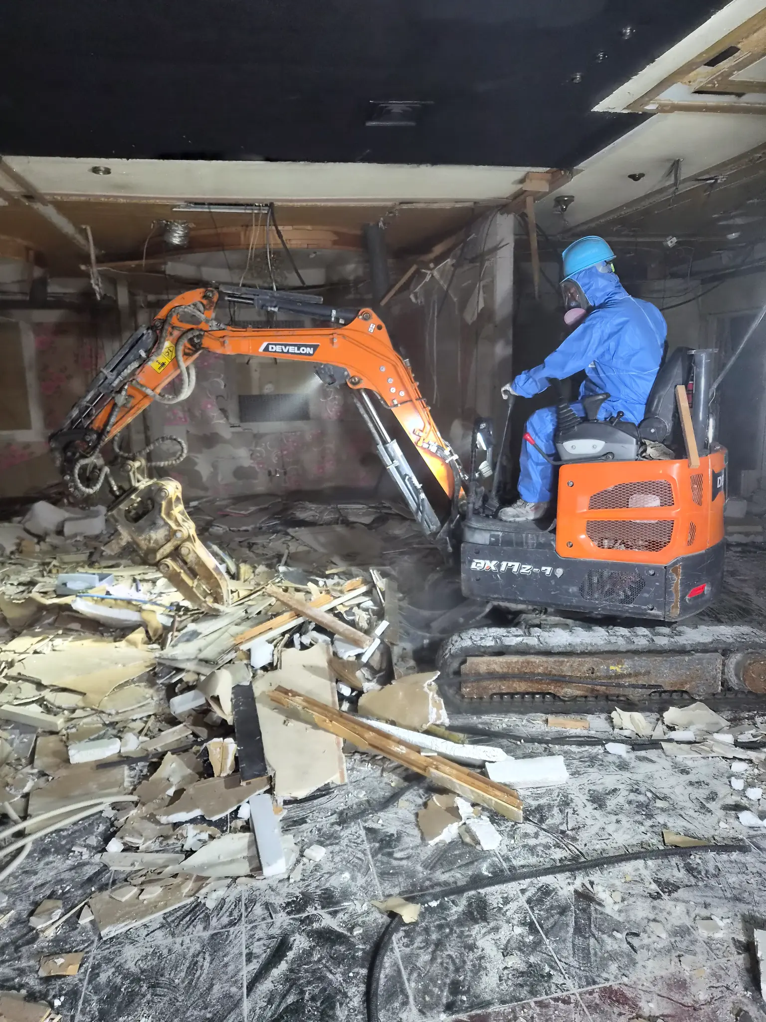 DEVELON 소형 굴삭기로 가벽 철거 (방호복 착용)