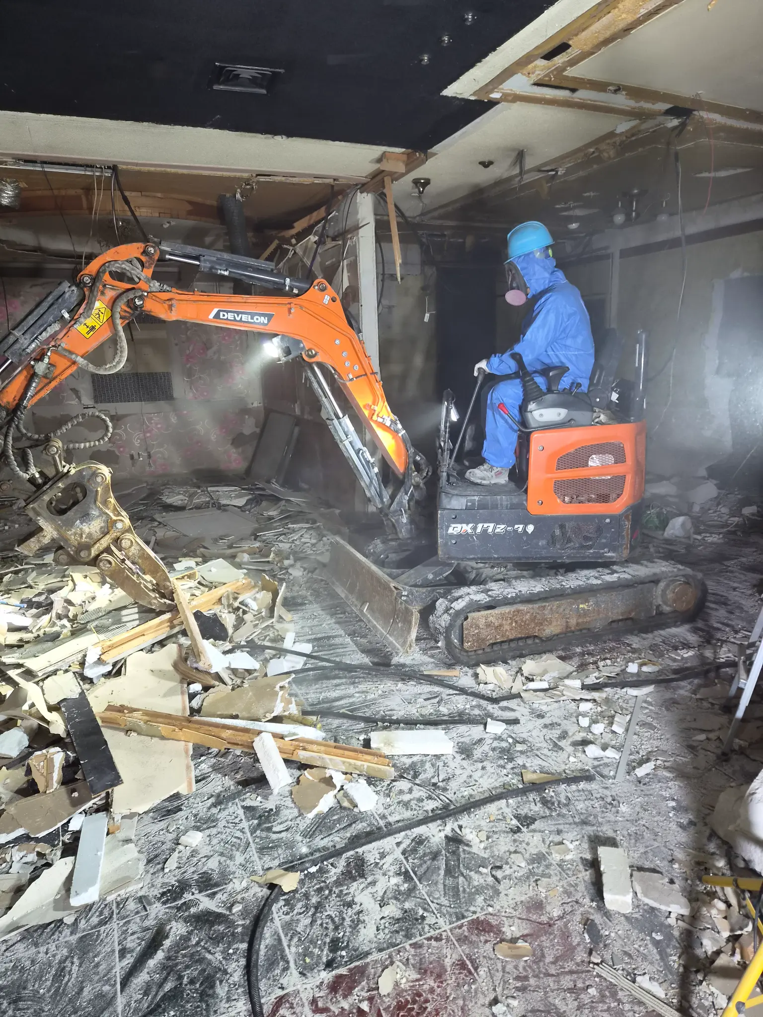 지하노래방 50평 내부 철거 (포크레인 투입)