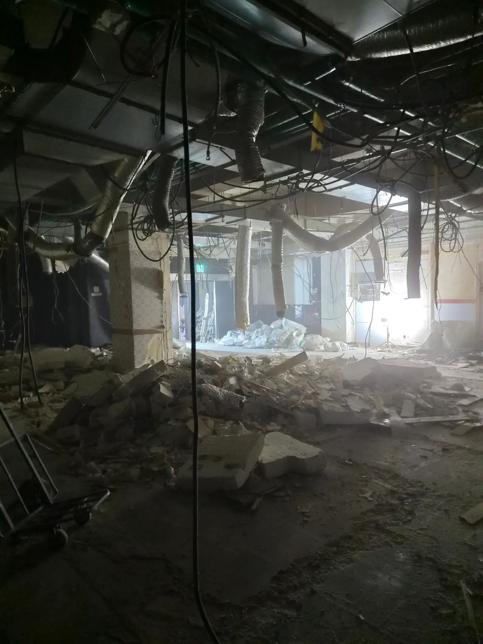 천장/가벽 철거 후 내부 전경 (먼지 가득)