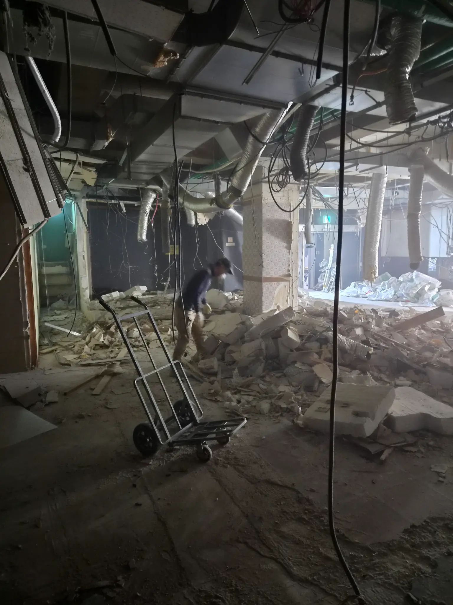 철거 진행 중 내부 전경 (잔재물 정리 중)