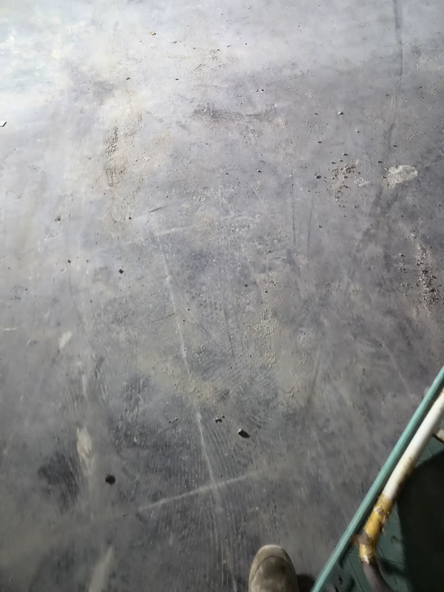 바닥 철거 완료 (콘크리트 바닥 노출)