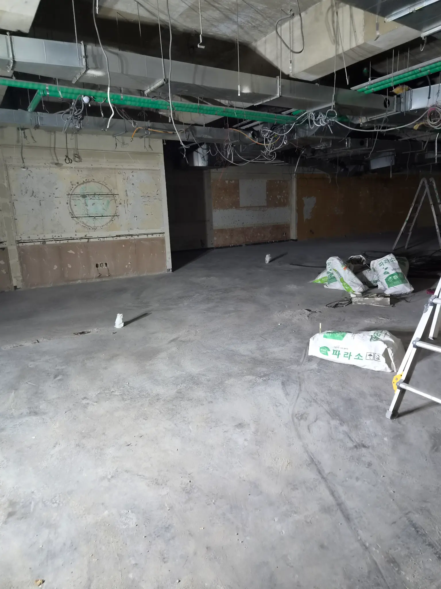 내부 전체 철거 완료 (천장 배관/배선 노출)