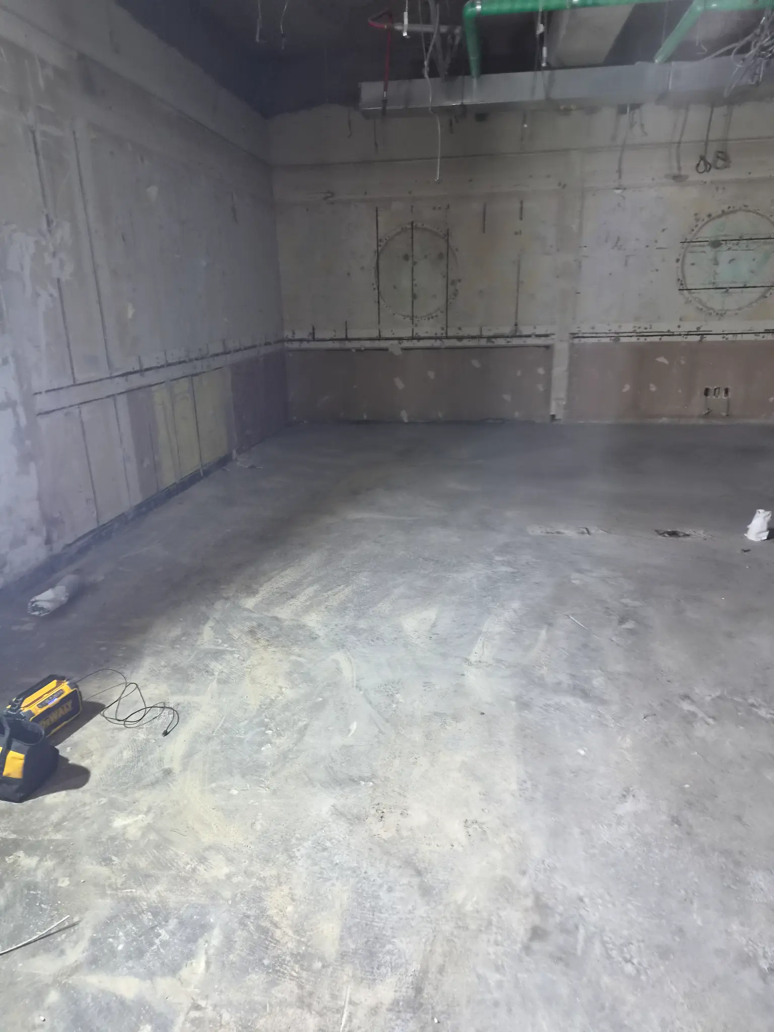 내부 철거 완료 (넓은 공간 확보)