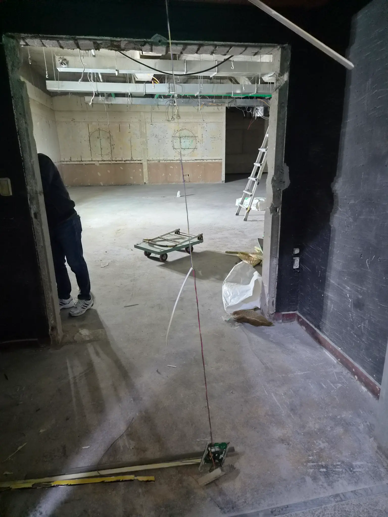 내부 철거 완료 (출입구 방향)