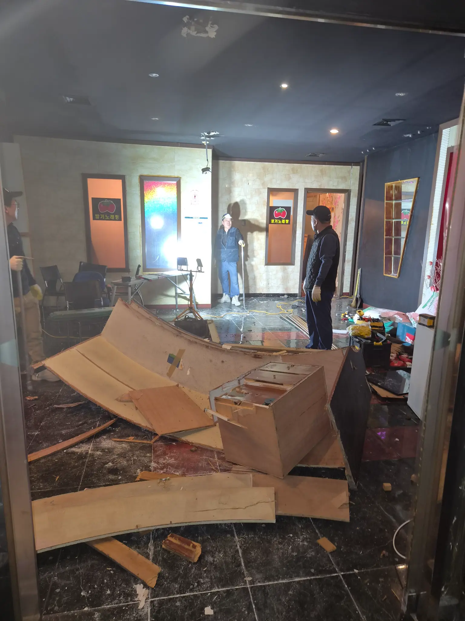 노래방 로비 철거 시작 전 (가벽/파티션 존재)