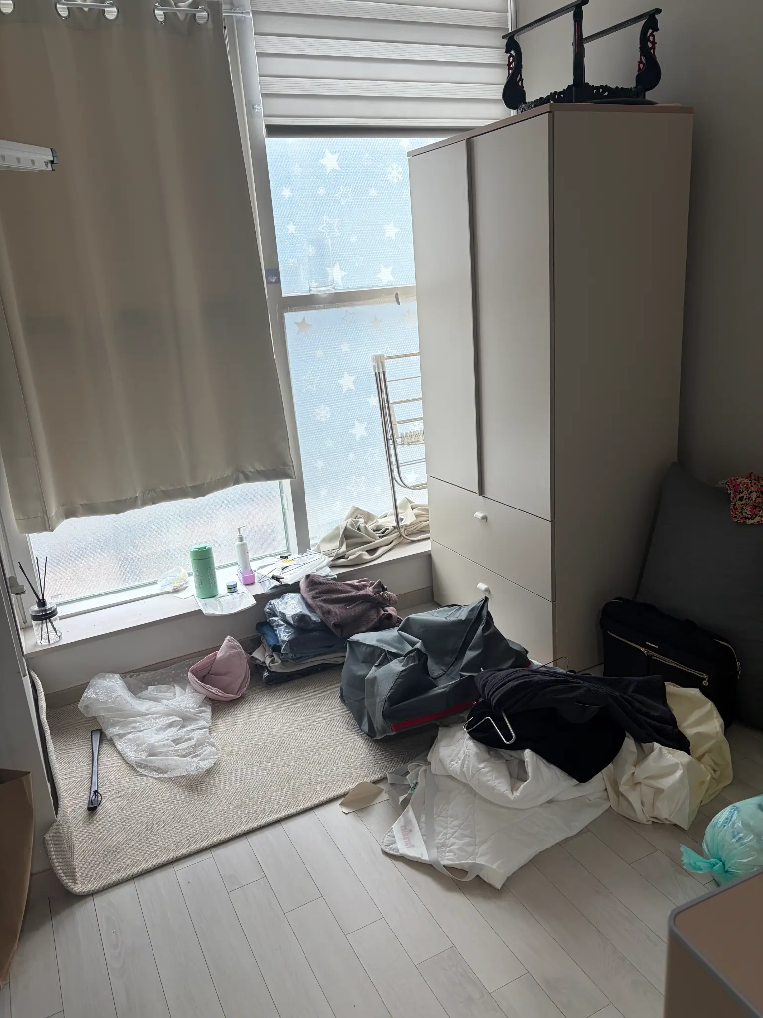 방 내부 짐 가득 (작업 전)