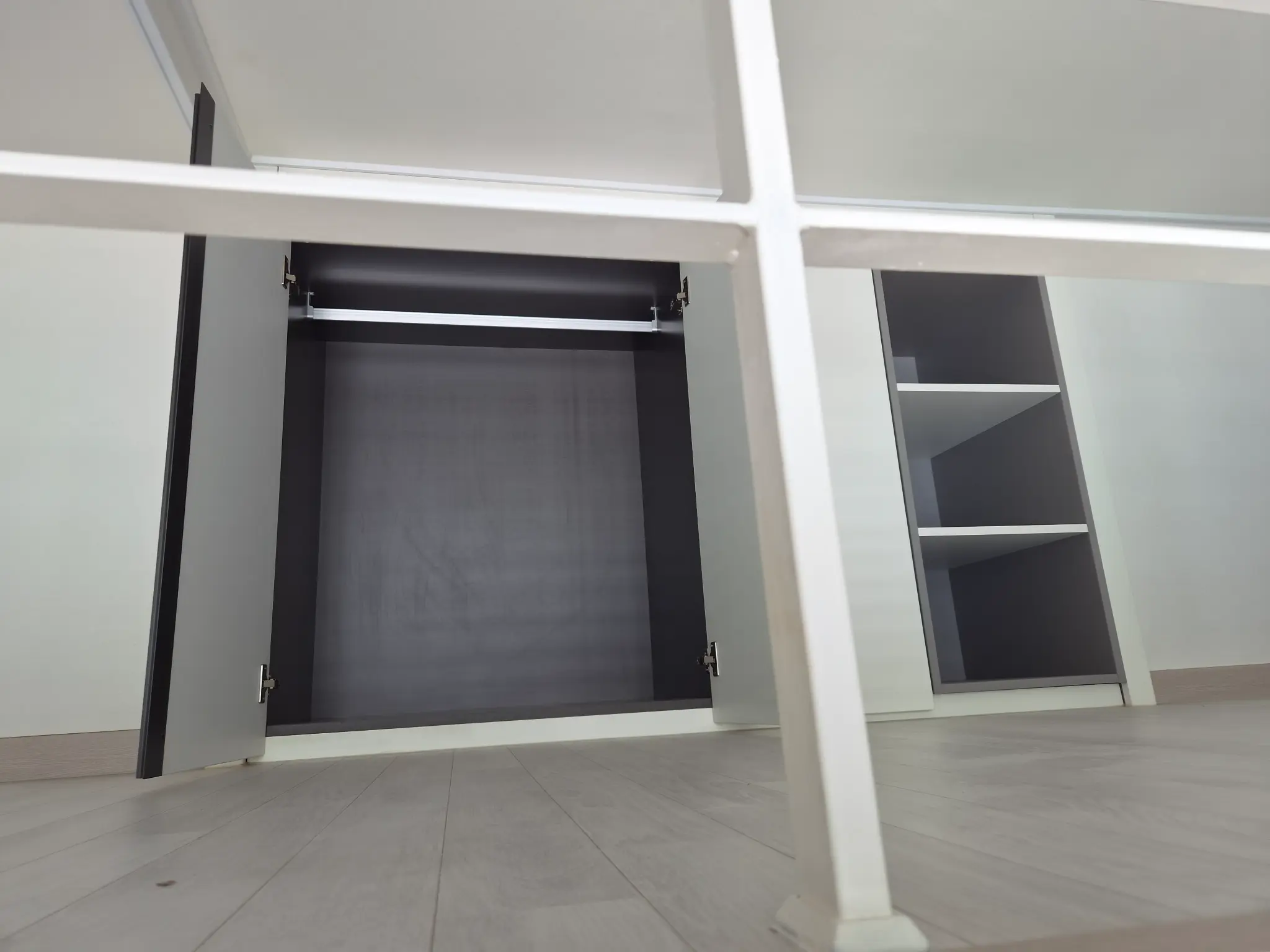 방 내부 짐 가득 (작업 전)