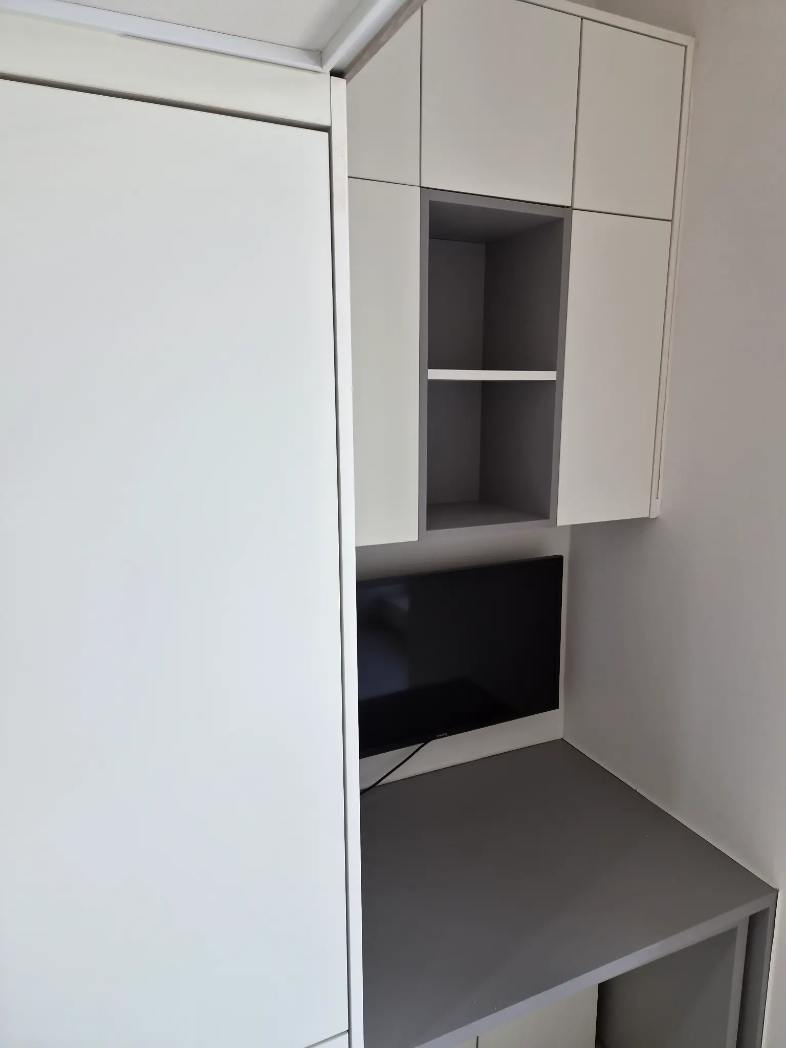 방 내부 짐 가득 (작업 전)