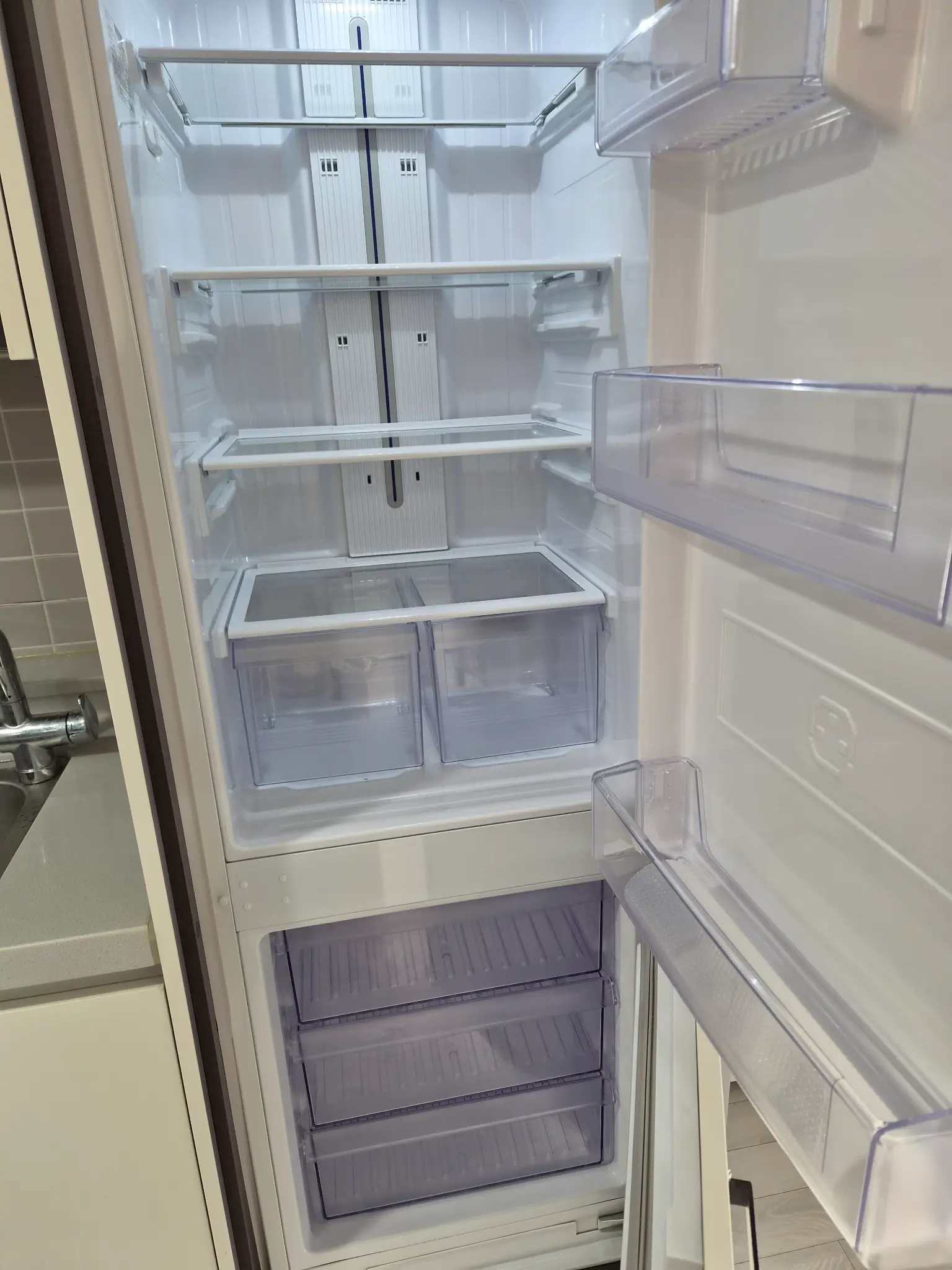 내부 짐 폐기 작업 중