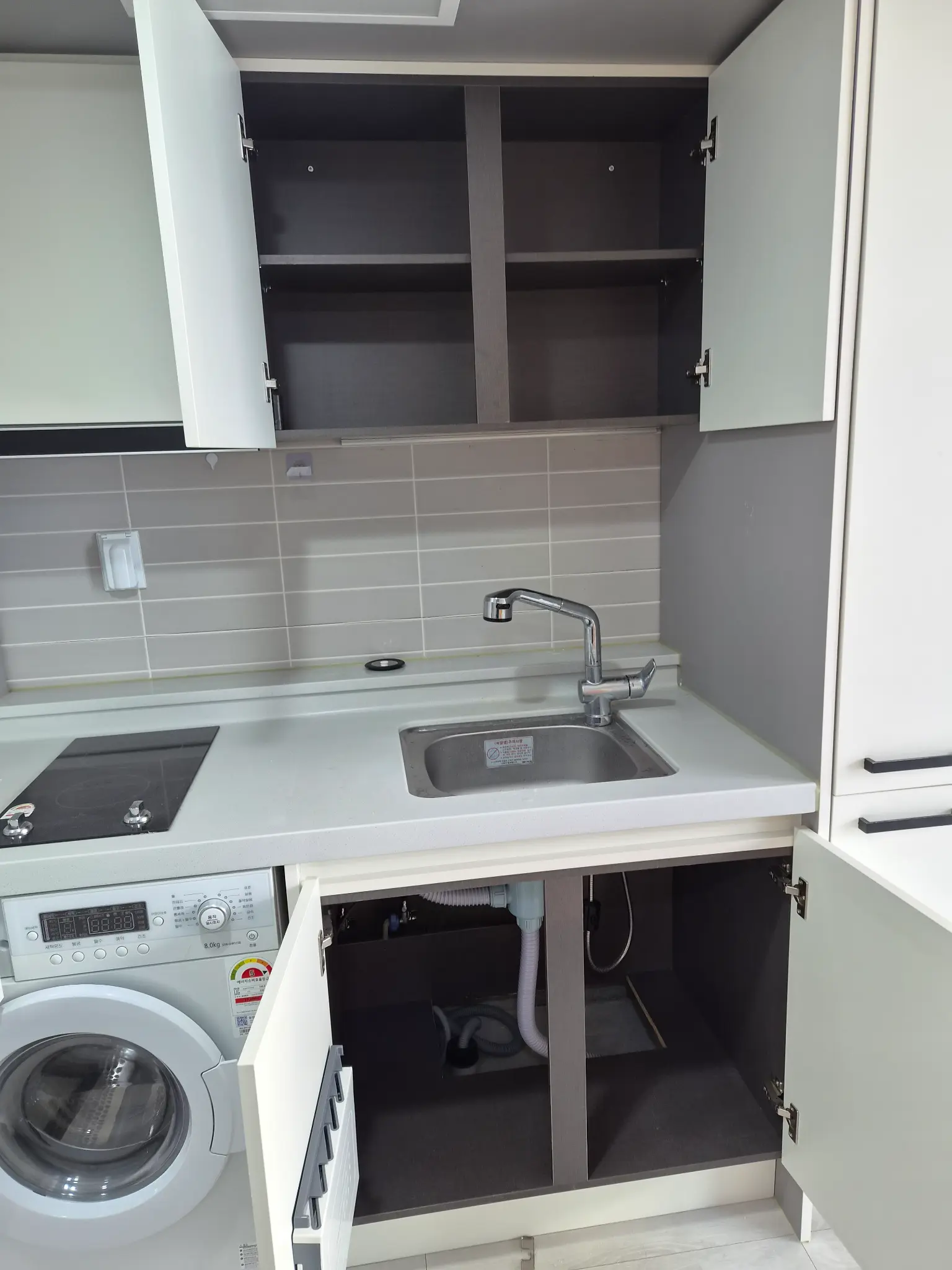 내부 짐 폐기 작업 중