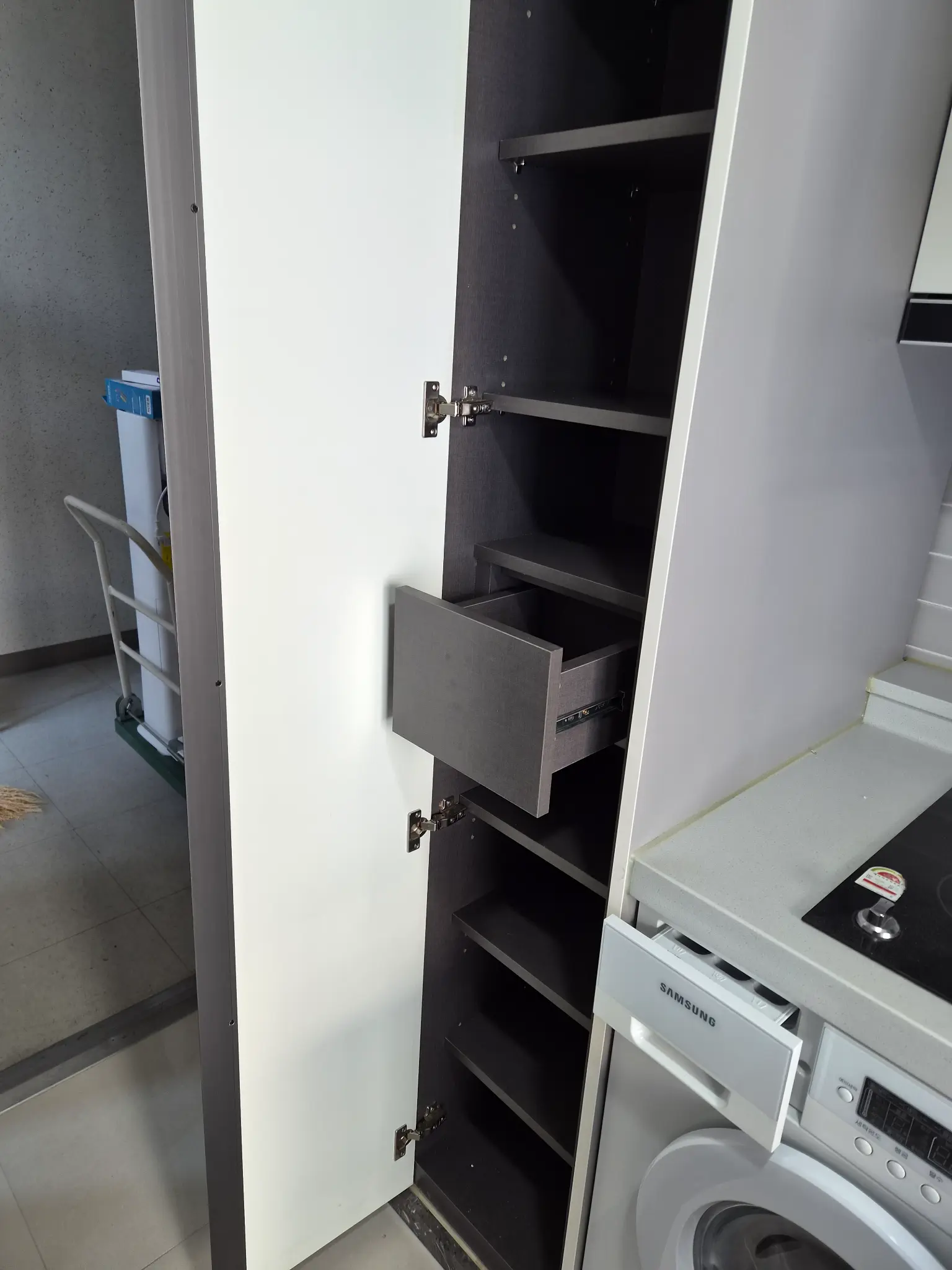 내부 짐 폐기 작업 중