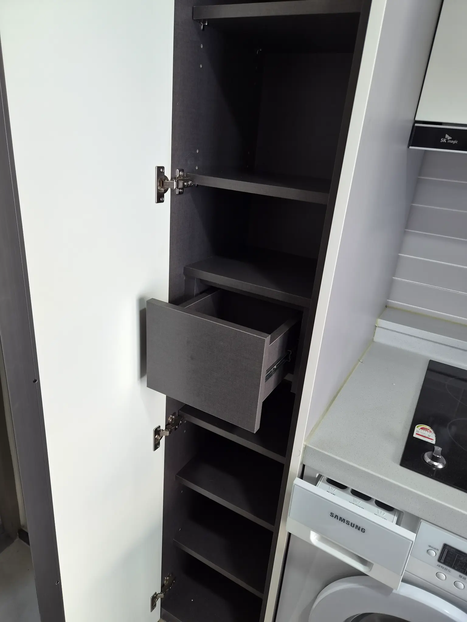 내부 가벽 철거 작업 중