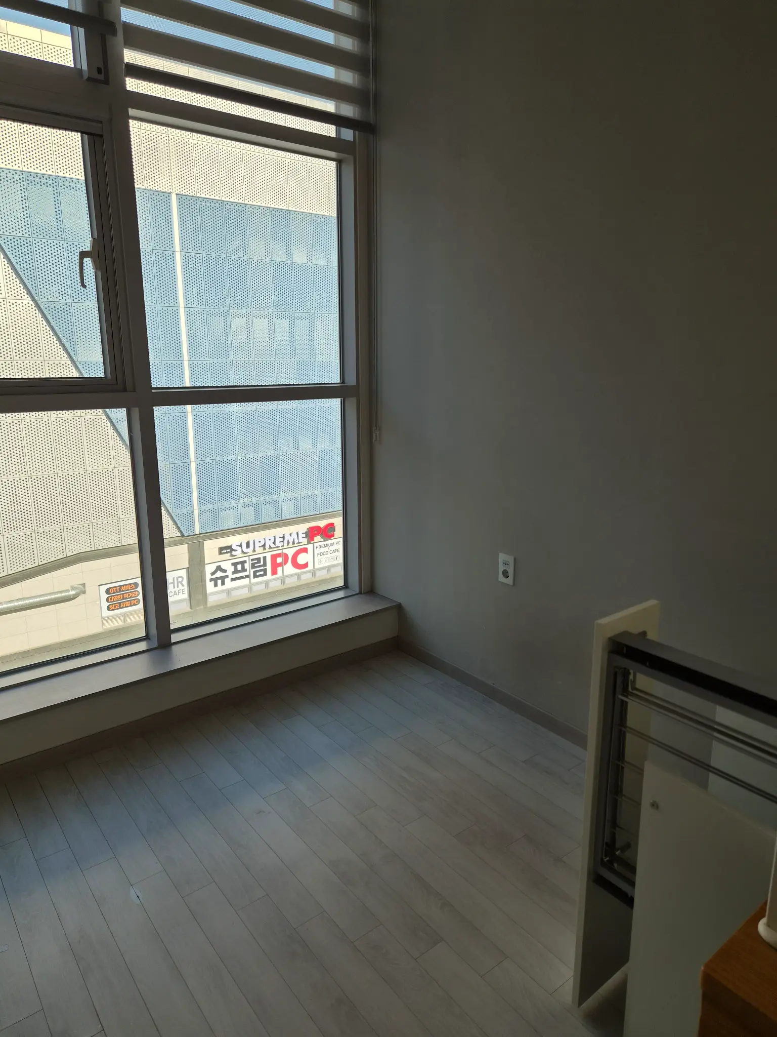 내부 가벽 철거 작업 중