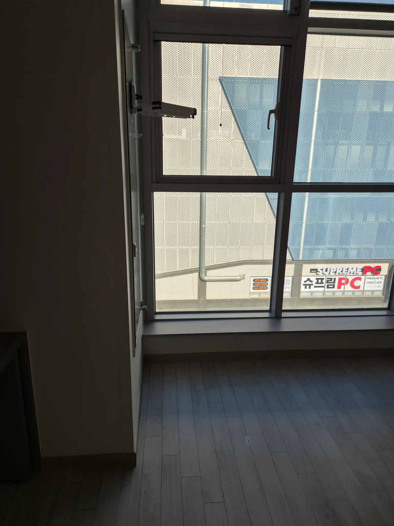 내부 가벽 철거 작업 중