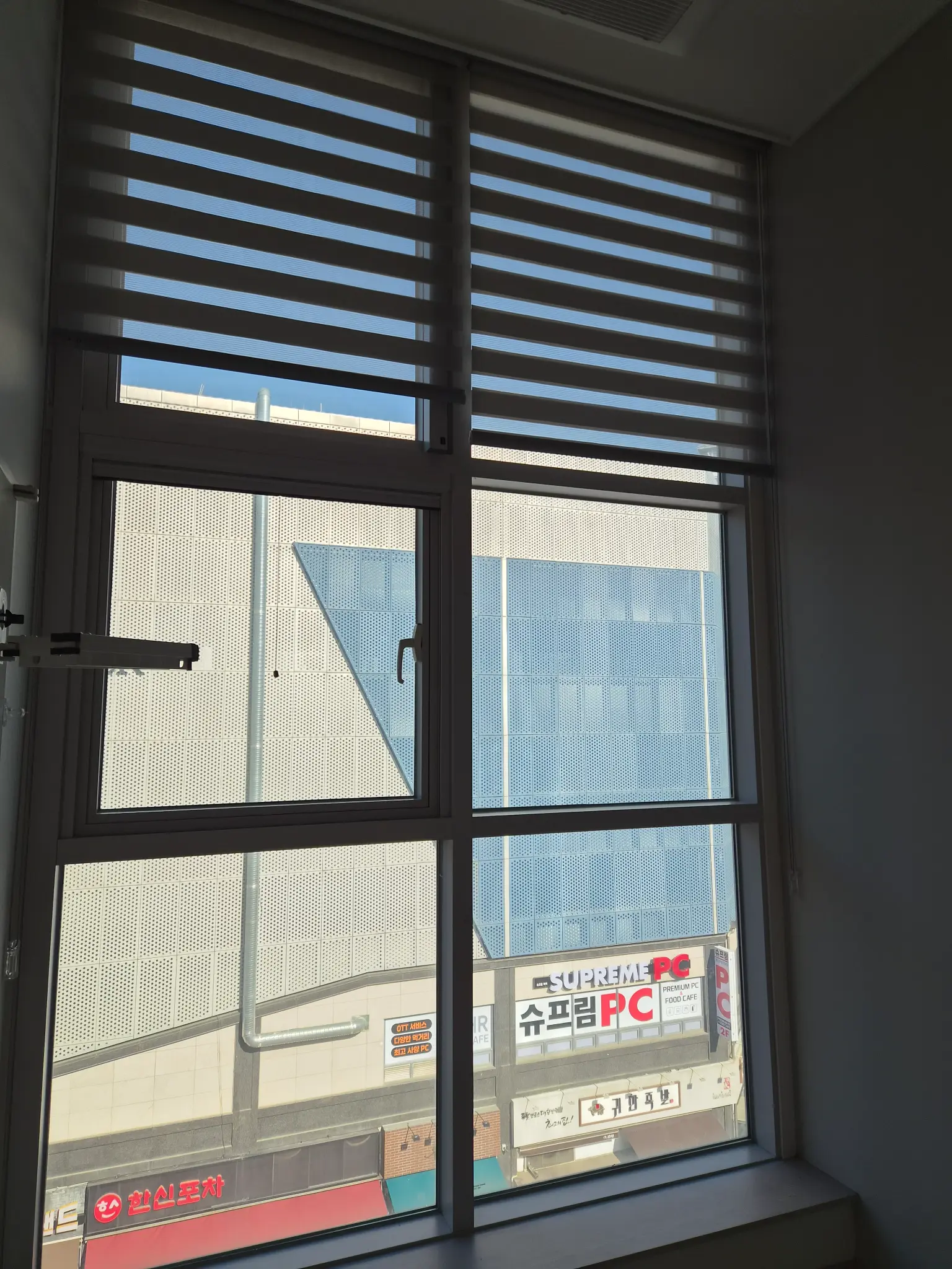 유리시트지 제거 후 창문 상태