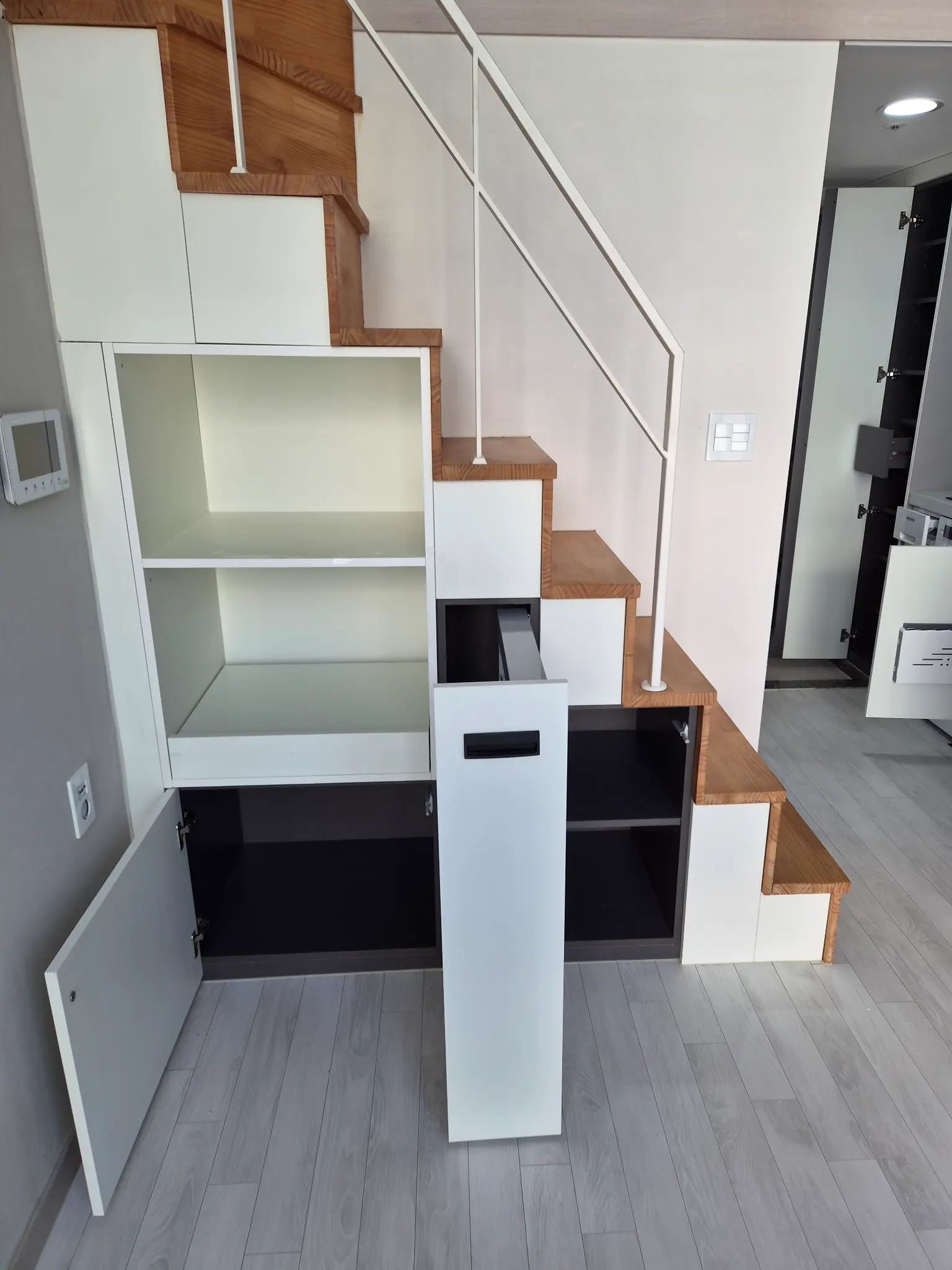 벽 페인트 작업 중