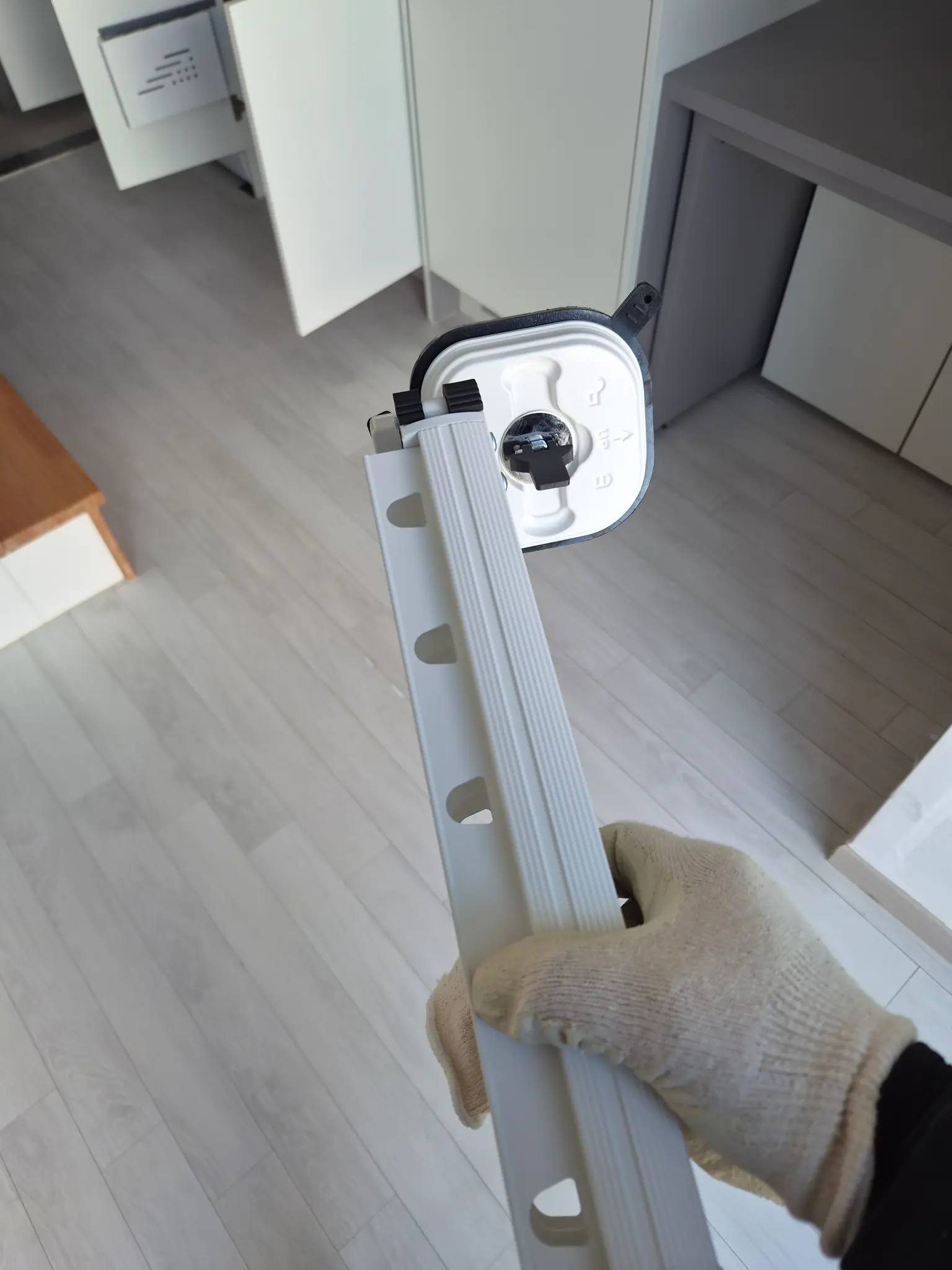 벽 페인트 작업 중