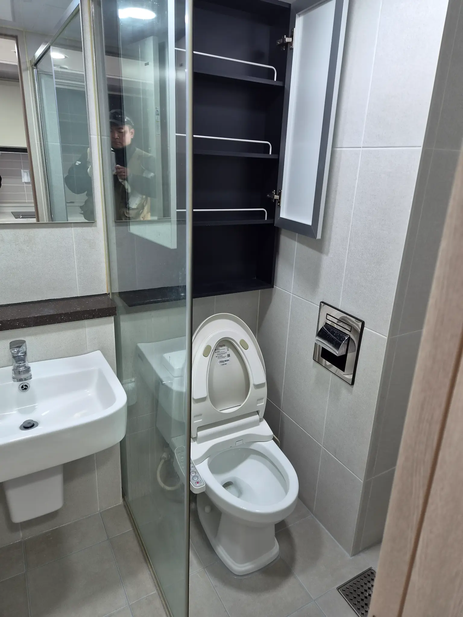 벽 페인트 작업 중