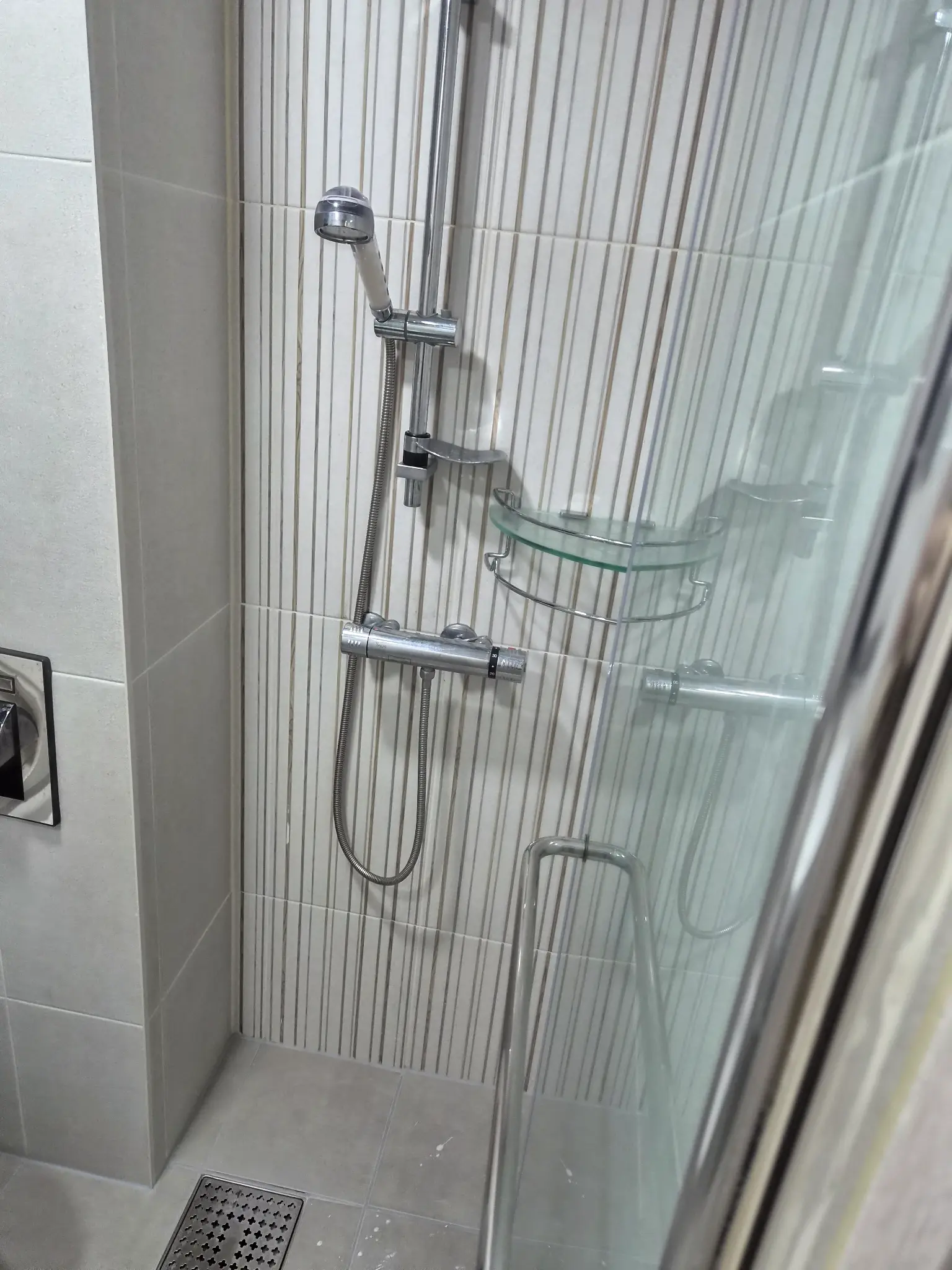 벽 페인트 작업 중